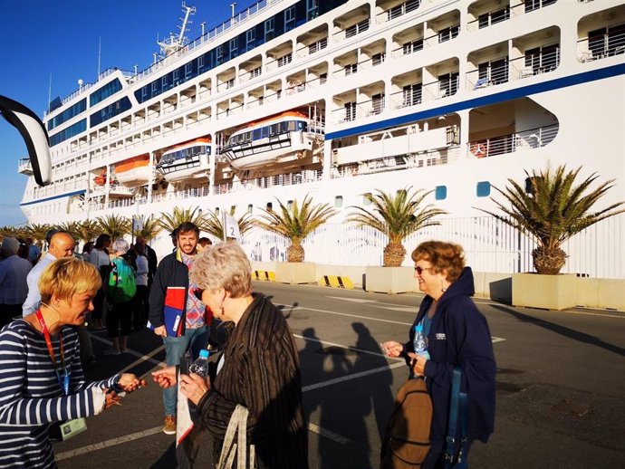 Desembarco de turistas en Almería tras atracar el crucero Sirena en el puerto almeriense