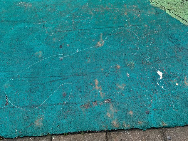 Imagen del lugar donde cayó el hombre fallecido tras disparos de la Policía a las puertas de la comisaría de Nervión