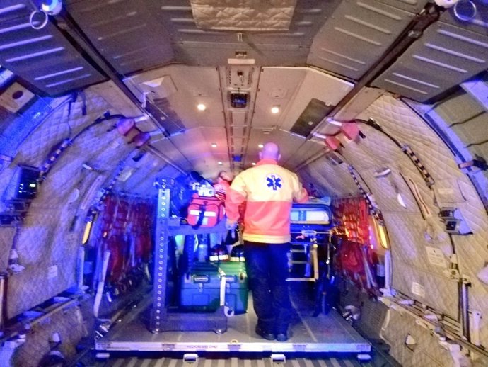 Trasllat d'una pacient de 43 anys que requeria oxigenación extracorpórea, en un avió de l'Exrcit de l'Aire.
