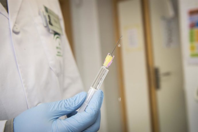 Imatge de recurs d'una infermera manipulant una xeringa.