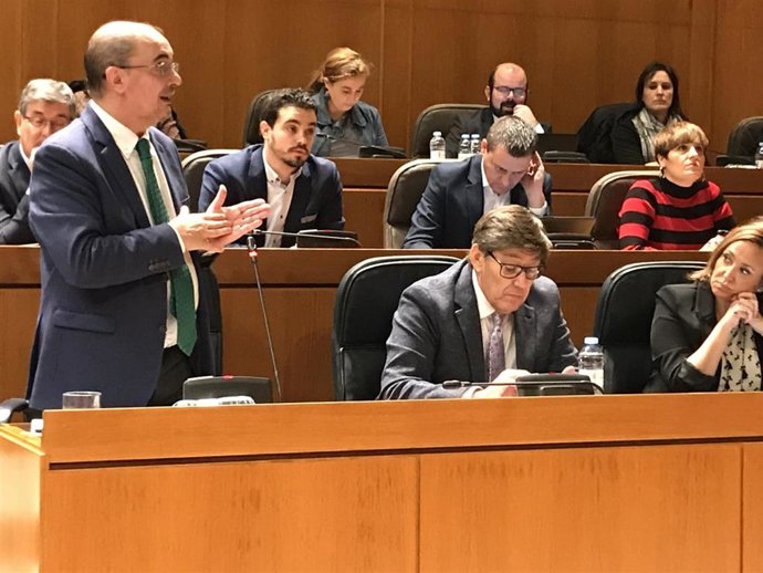 El presidente del Gobierno de Aragón y secretario general del PSOE aragonés, Javier Lambán, en sesión plenaria de las Cortes