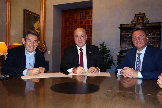 Antonio Ruiz (centro) firma la cesión de la titularidad de vías provinciales al Ayuntamiento de La Victoria