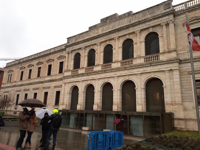 Entrada a la Audiencia Provincial de Burgos.
