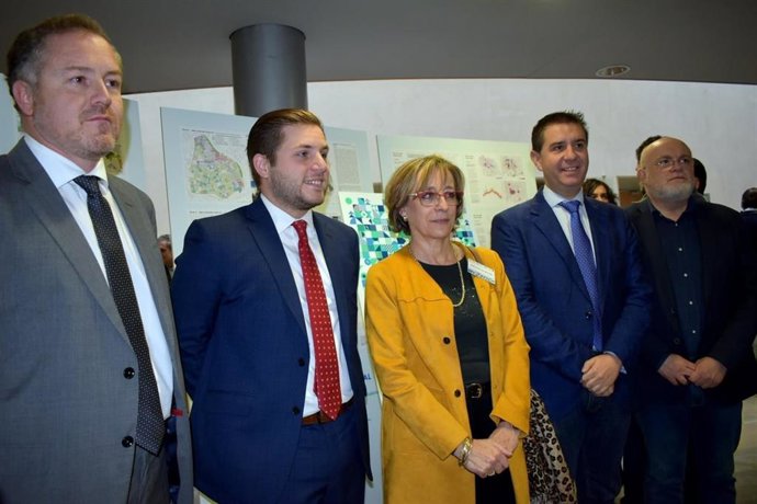 El consejero de Fomento, Nacho Hernando; el presidente de la Diputación de Albacete, Santiago Cabañero; y el delegado de la Junta, Pedro Antonio Ruiz Santos, en la la Asamblea Anual de Agrupaciones de Arquitectos Urbanistas de España