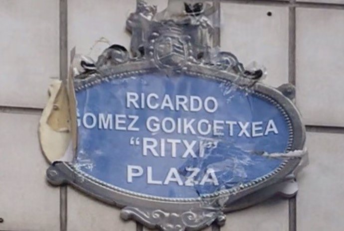 Placa de homenaje a Ricardo Gómez, miembro de ETA, en Santutxu (Bilbao).