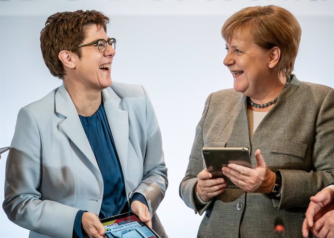 Alemania.- La CDU de Merkel comienza un congreso clave para decidir la sucesión 