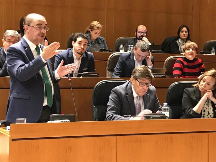 El presidente del Gobierno de Aragón y secretario general del PSOE aragonés, Javier Lambán, en sesión plenaria de las Cortes