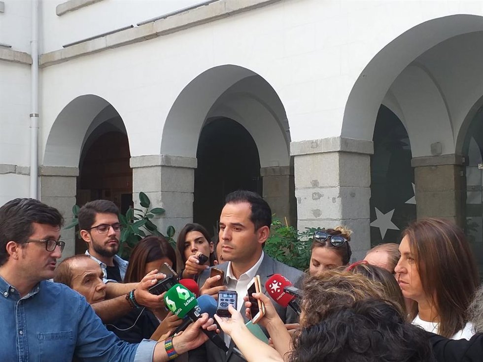 El vicepresidente de la Comunidad, Ignacio Aguado, atendiendo a los medios. Imagen de recurso