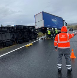 Imagen del accidente del tren de carretera en la A-15, a la altura de Tiebas