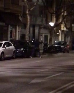 Un joven golpea con una piedra la ventanilla de un coche aparcado en la calle 31 de Diciembre de Palma.