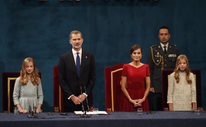 (I-D) La princesa Leonor, el Rey Felipe VI , la Reina Letizia y la infanta Leonor durante la Ceremonia de entrega de los Premios Princesa de Asturias 2019 celebrada en el Teatro Campoamor, en Oviedo a 18 de octubre de 2019.
