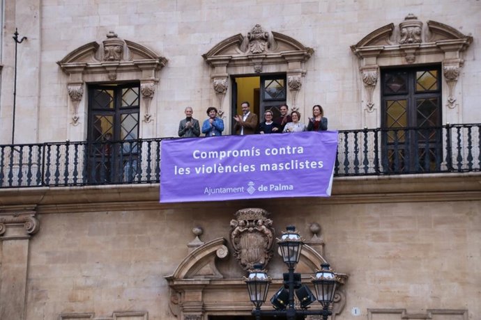 El Ayuntamiento cuelga una pancarta y el lazo amarillo por el 25N.