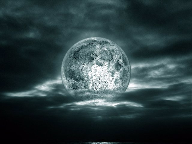 La luna mueve las grandes masas oceánicas de la Tierra, las mareas y el agua en general.