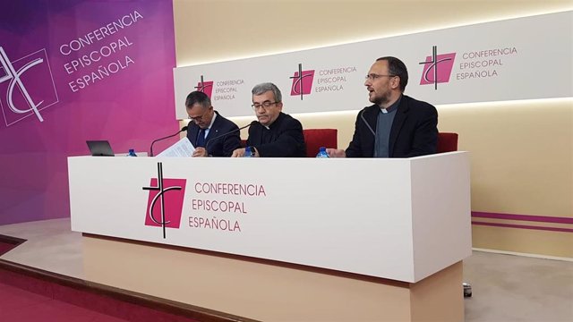 El secretario general de los obispos, Luis Argüello (en el centro) informa sobre las conclusiones de la Asamblea Plenaria de noviembre de 2019