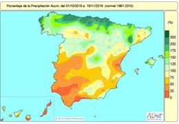 Balance hídrico del año hidrológico. Las lluvias superan el valor normal en la mitad norte y están por debajo de los niveles habituales en la mitad sur y Canarias.