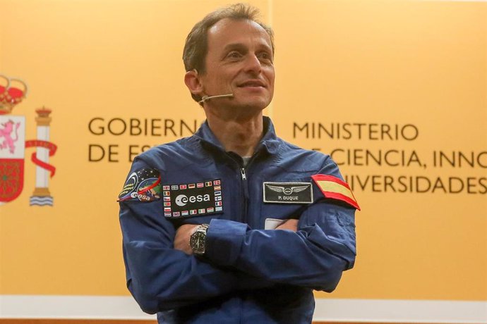 El ministro de Ciencia, Innovación y Universidades, Pedro Duque, con el mono de astronauta.    