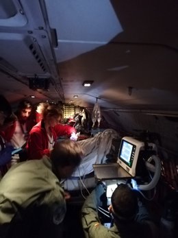 Trasllat d'una pacient amb oxigenación extracorpórea en un avió militar.