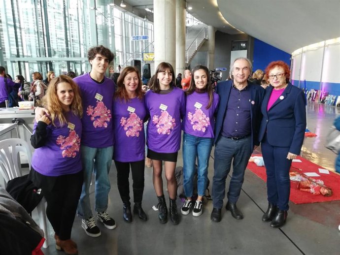 Francina Armengol inaugura la exposición 'Visibilizar las violencias machistas'