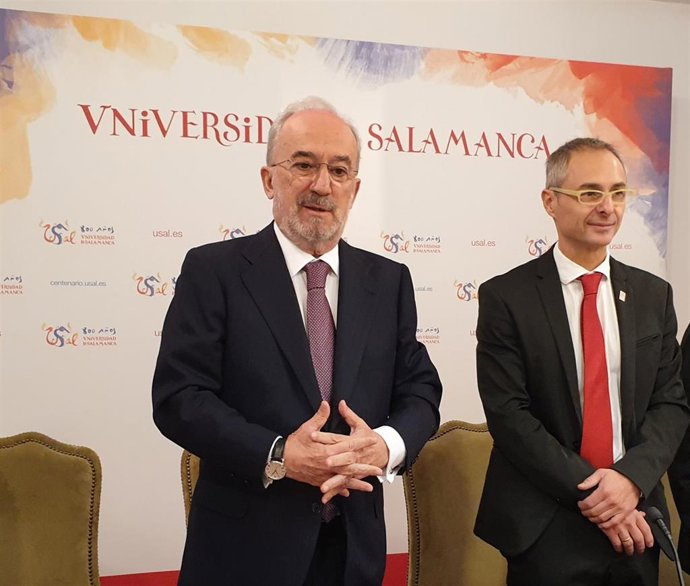 Muñoz Machado (i) junto al rector de la USAL, Ricardo Rivero (d), en la institución académica salmantina.