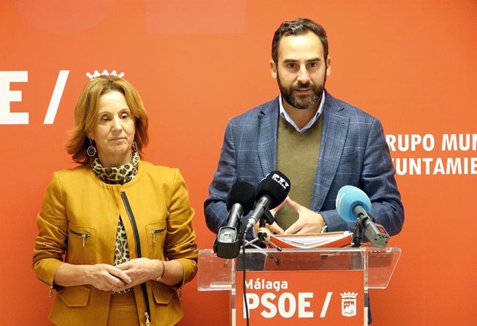 Concejala del grupo municipal socialista Begoña Medina y el portavoz del PSOE en el Ayuntamiento, Daniel Pérez, en rueda de prensa