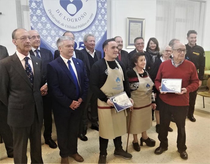 David Vicente Pagola, presidente de la Federación de Peñas, y Jesús y M Angeles, hermanos del padre José Alfaro, han recibido los Delantales Solidarios 2019 que entrega la Cocina Económica.