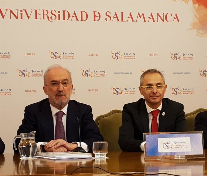 Muñoz Machado (i) en la USAL junto al rector de la institución académica, Ricardo Rivero (d).
