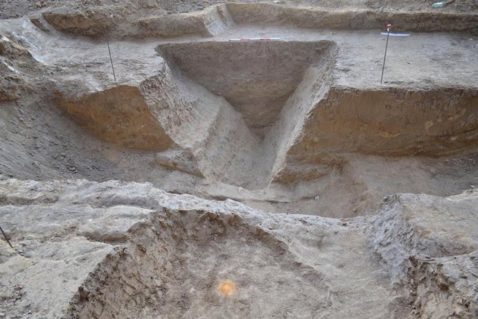 Foso del hallazgo arqueológico en el campus de Somosaguas.