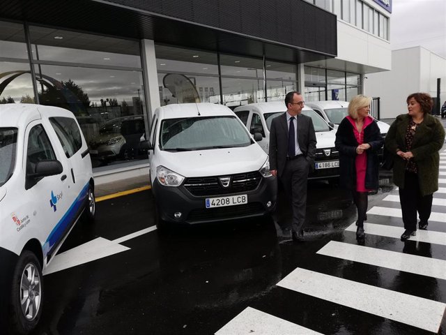 La consejera de Sanidad recibe los diez nuevos vehículos de Renault para Sacyl
