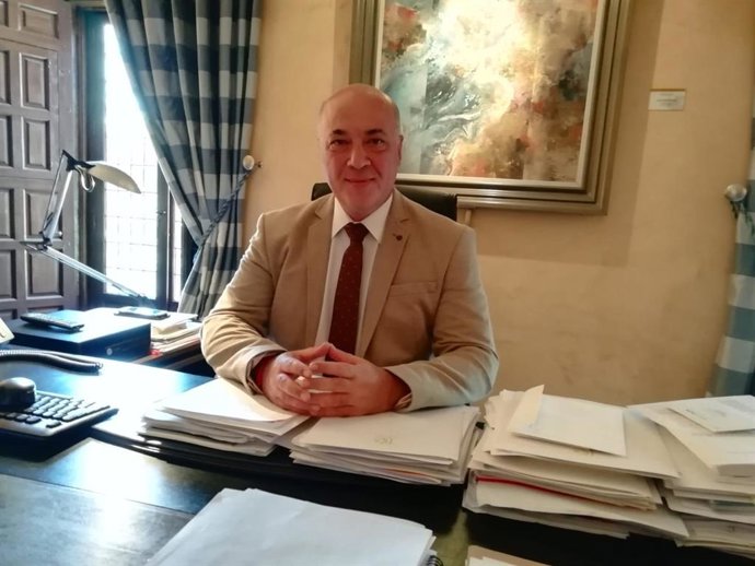El presidente de la Diputación de Córdoba, el socialista Antonio Ruiz, en su despacho de la institución provincial.