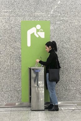 Una mujer hace uso de las nuevas fuentes del Aeropuerto de Palma.
