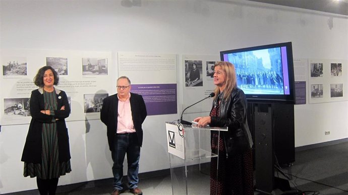 Inauguración de la exposición 'Un largo camino hacia la igualdad: las mujeres en Euskadi en el siglo XX' en el Museo Vasco de Bilbao, con las diputadas vizcaínas Teresa Laespada y Lorea Bilbao.