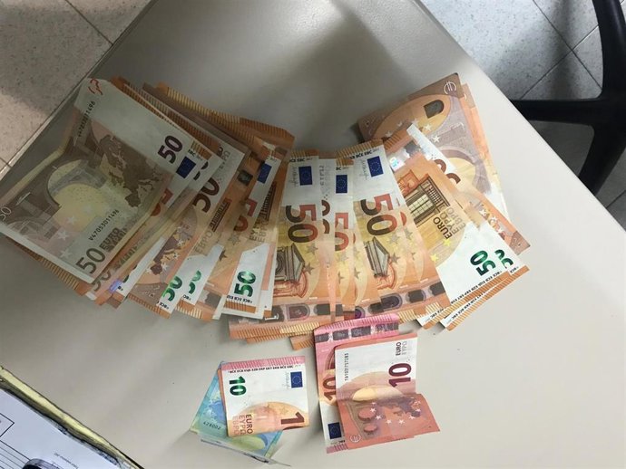 Dinero localizado al detenido.