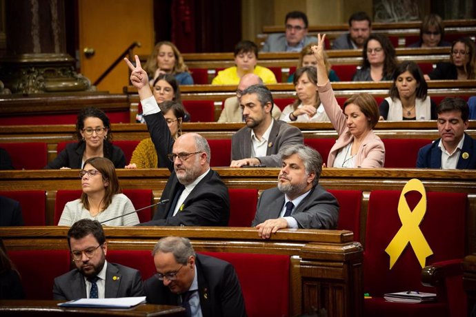Bancada de JxCat y ERC durante una votación en el pleno del Parlament