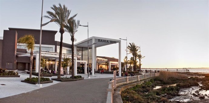 Bahía Sur está ubicado en el municipio gaditano de San Fernando, en pleno corazón de la Bahía de Cádiz. Ofrece a sus visitantes un concepto vanguardista donde las tiendas se mezclan con el ocio y el Medio Ambiente.