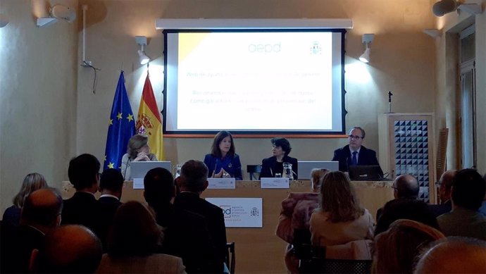 La scretaria de Estado de Igualdad en funciones, Soledad Murillo, y la directora de la Agencia Española de Protección de Datos (AEPD), Mar España.