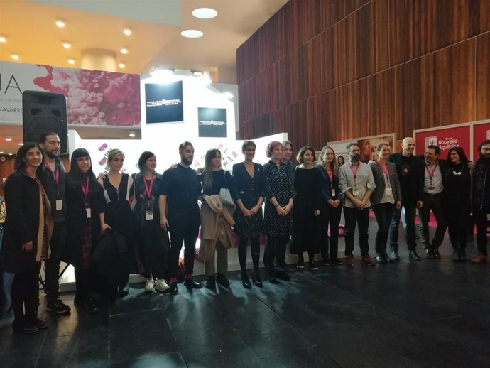 La presidenta del Gobierno foral y la consejera de Cultura junto a los representantes de los proyectos de '948 Merkatua'