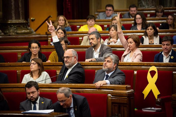 Escons de JxCat i ERC durant una votació en el ple del Parlament
