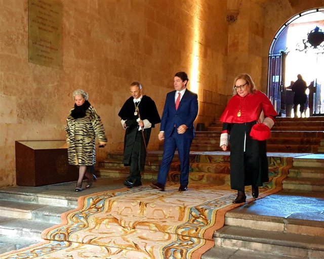 Fernández Mañueco a su llegada al Edificio Histórico de la USAL