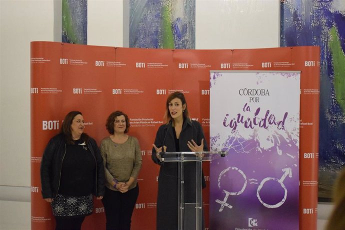 Navajas (izda.) y Doblas (centro), en la inauguración de la muestra de Emma Alcalá de la Rosa