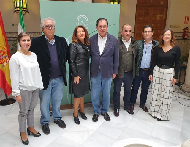 Carmen Crespo con representantes de la Comunidad de Regantes 'La Laguna'