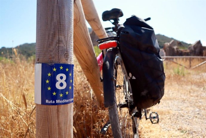 La Junta de Andalucía señalizará 166 kilómetros de la ruta cicloturística 'EuroVelo8' en Cádiz y Almería.
