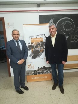 El delegado de Educación de la Junta en Granada, Antonio Jesús Castillo, y el director del IES Albaycin, Antonio Milán