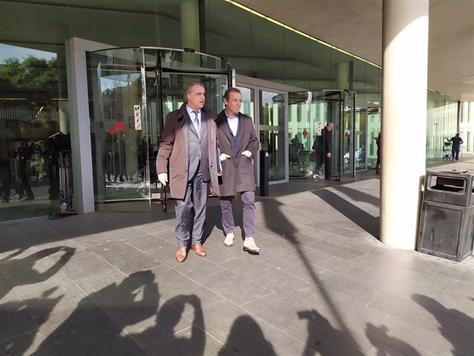 El expresidente del FC Barcelona Sandro Rosell junto a su abogado Pau Molins al salir de la Ciudad de la Justicia.