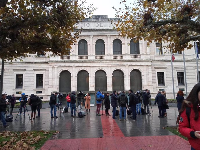 Los medios de comunicación a las puertas de la Audiencia de Burgos para seguir el juicio a puerta cerrada contra tres exjugadores de La Arandina.