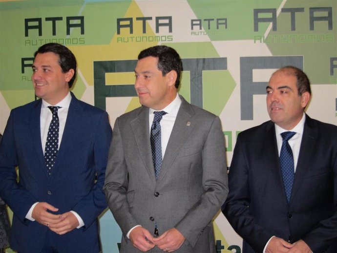 Lorenzo Amor (dcha.), junto a Juanma Moreno (centro) y el alcalde de Córdoba, José María Bellido (izda.)