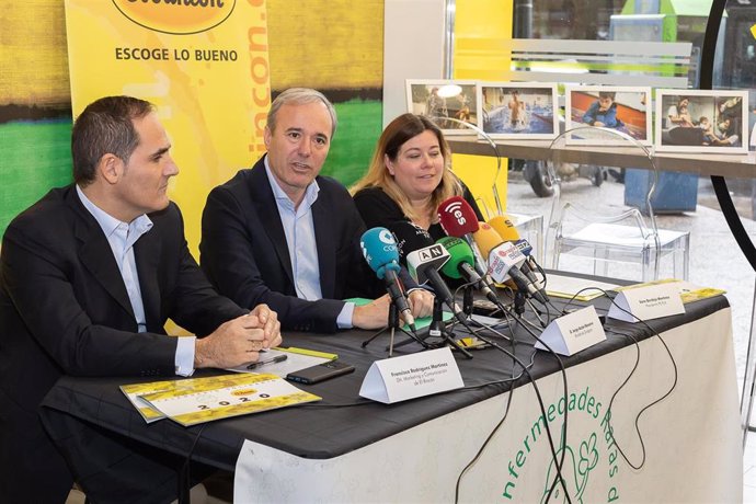 El alcalde de Zaragoza, Jorge Azcón, ha asistido a la presentación de un calendario solidario