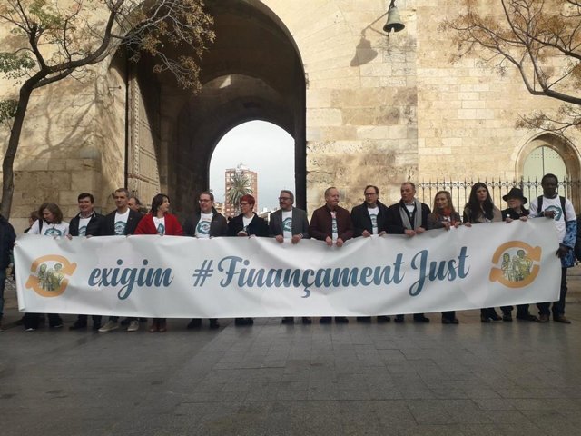 Cadena Humana per un Finançament Just