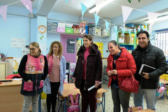 La delegada territorial de Eduación, Mercedes García Paine, en una visita a centros docentes y centro de Participación Activa de Coín
