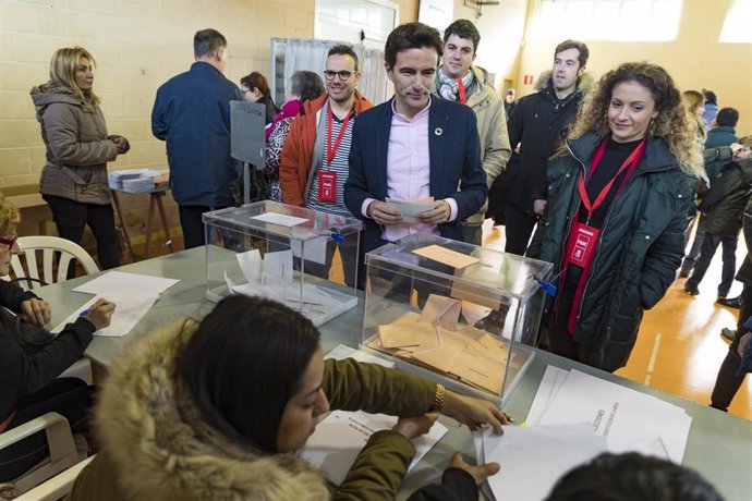 El candidato del PSOE al Congreso, Pedro Casares, votando en el colegio Elena Quiroga de Santander el pasado 10N