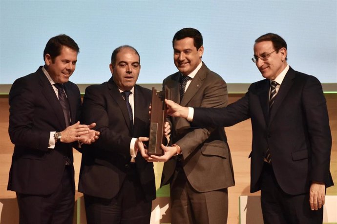 Lorenzo Amor entrega el Premio Autónomo del Año 2019 a Juanma Moreno, junto a los presidentes de la Cepyme y la CEA.